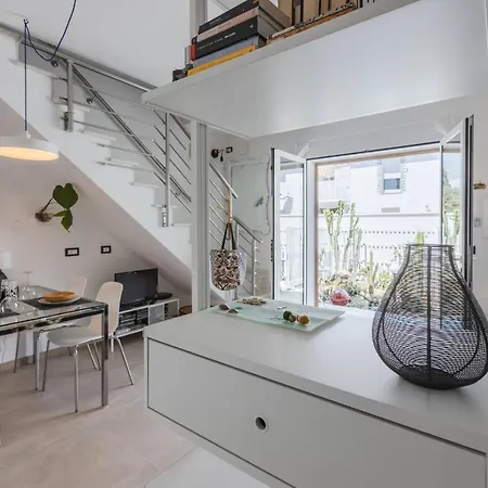 Modern With Private Parking! Apartment *