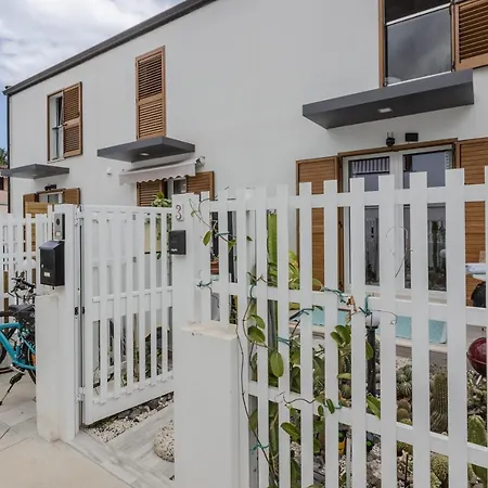 Guesthost - Modern With Private Parking! Apartmán *