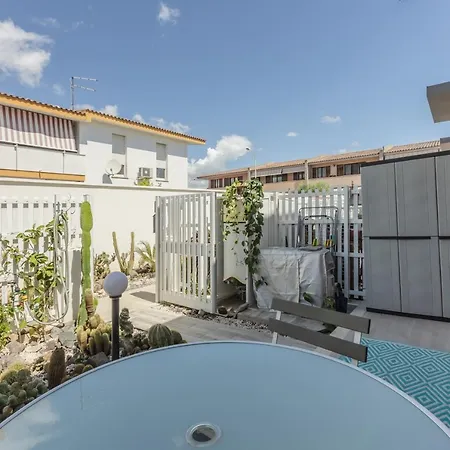 Guesthost - Modern With Private Parking! Apartmán Pula